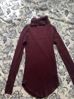 Urban Heritage Ribbed Turtleneck Sweater in Dark Purple/ Burgundy